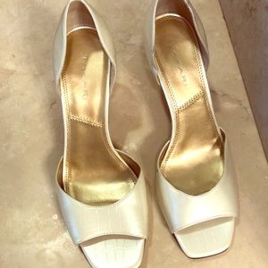 Peep toe cream heels! 8.5